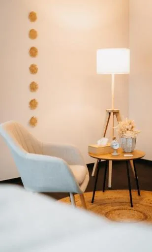 Sitzecke mit Sessel und Beistelltisch