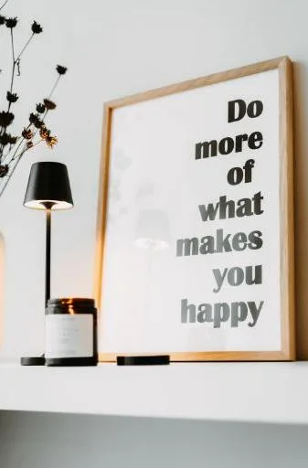 Bilderrahmen mit dem Spruch «Do more of what makes you happy» in der Praxis